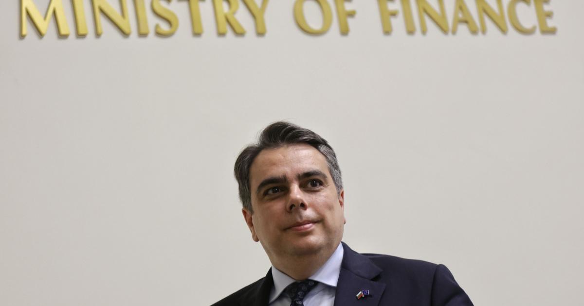 Финансовият министър Асен Василев обясни идеята си за сливане на