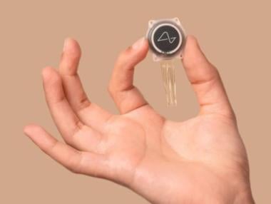 Първият пациент с мозъчен чип на Neuralink вече контролира мишка с мисълта си