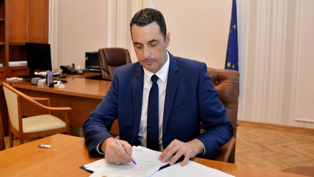 Гвоздейков подписа договора с „Експрес Сервиз“ за новите локомотиви