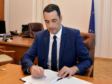 Гвоздейков подписа договора с „Експрес Сервиз“ за новите локомотиви