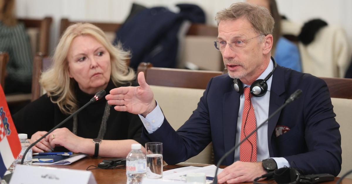 България и еврото Бюджет и финансиАбсурд е България да влезе