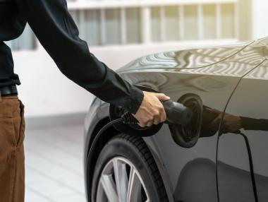 Дървени стърготини вместо гориво: Стартъпът, който прави EV батериите устойчиви