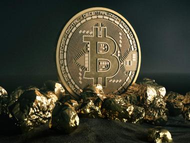Цената на биткойн достигна двугодишен връх