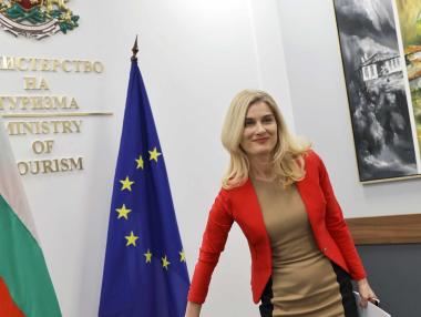 Без бели пликове и под контрол: Динкова променя условията за наем на плажове