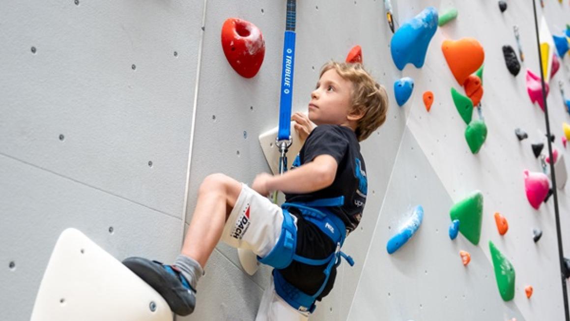 Галерия :: Снимка 2 :: Най-голямата зала за катерене на Балканите отвори врати (снимки)}