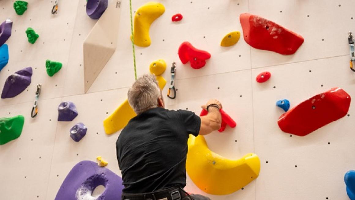 Галерия :: Снимка 5 :: Най-голямата зала за катерене на Балканите отвори врати (снимки)}