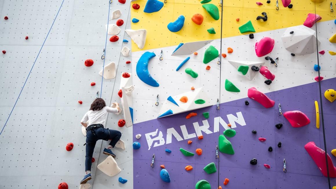 Галерия :: Снимка 4 :: Най-голямата зала за катерене на Балканите отвори врати (снимки)}