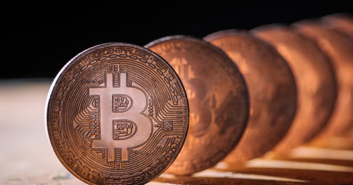 Биткойн достигна двугодишен връх във вторник, пробивайки над границата от