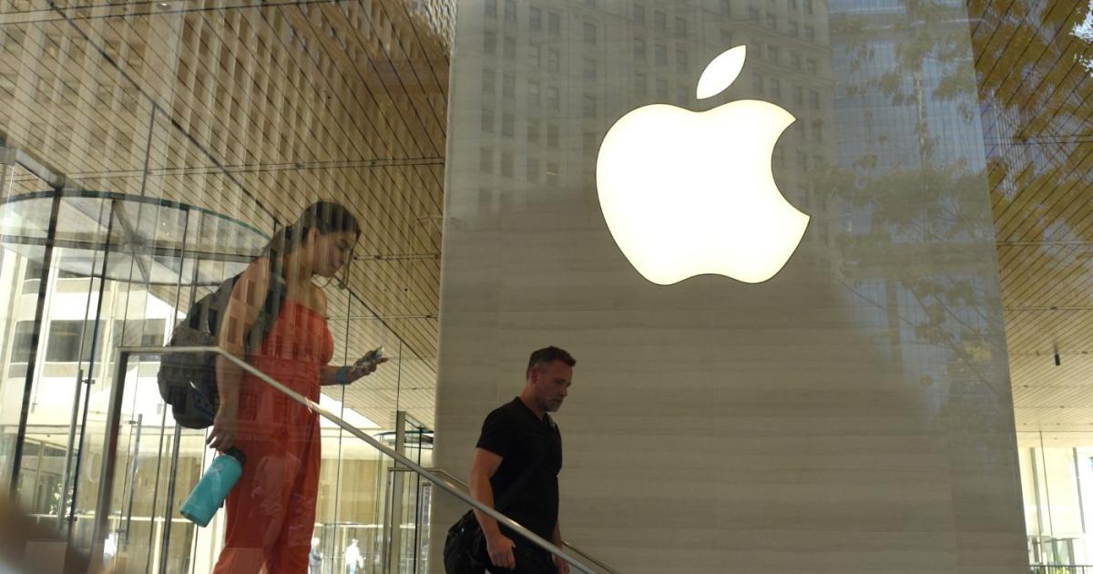 Продажбите на iPhone се сринаха в Китай през първите шест