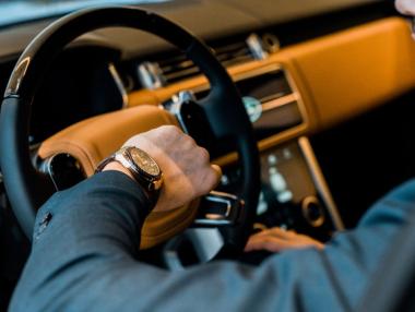 Как един миниатюрен компонент парализира пазара на луксозни автомобили