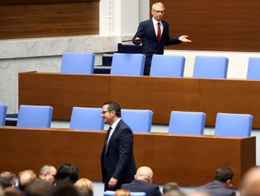 Вечерни новини: Парламентът прие оставката на правителството; „Безплатното“ саниране май ще продължи