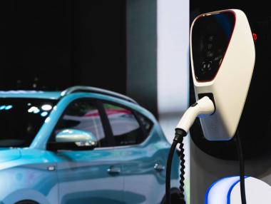 Автомобилната индустрия натиска спирачка на електрическата си трансформация