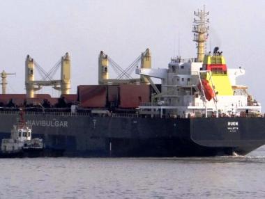 След успешна военна операция от пиратски плен е освободен корабът „Руен“