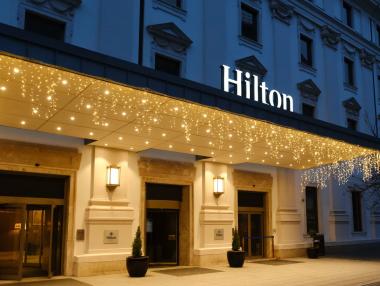 Hilton с първо придобиване от 1999 г. насам
