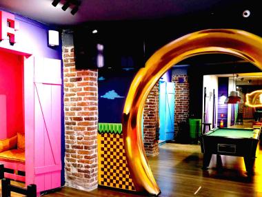 „Сближаваме поколенията“: Бар за ретро видеоигри отвори в София