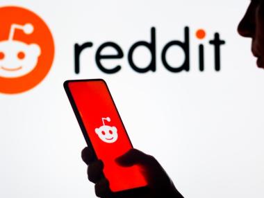 Акциите на Reddit скочиха с 48% при пазарния си дебют