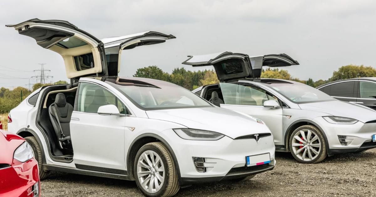 Tesla отчете по-голям от очаквания спад в доставките на електромобили