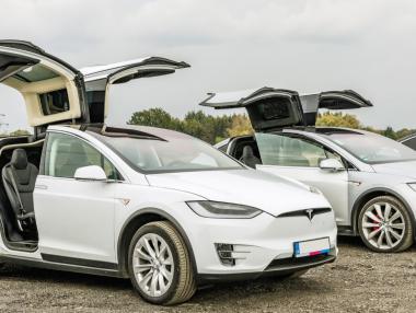 Акциите на Tesla потънаха след лошите данни за продажбите