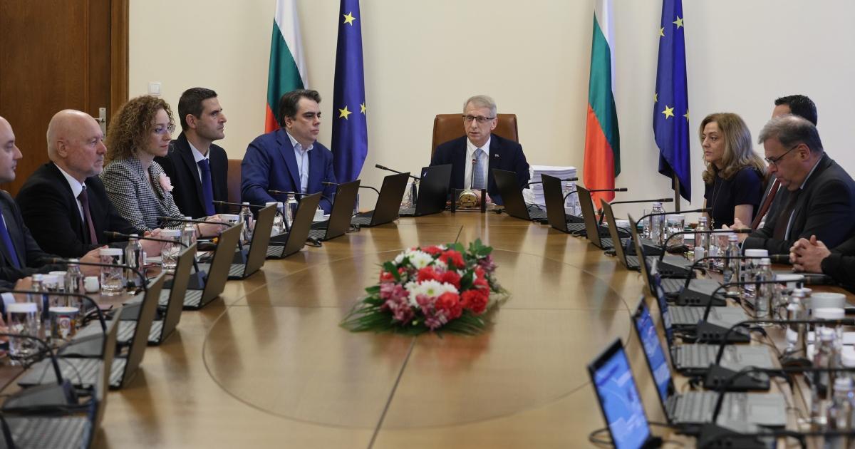 Кабинетът отпуска 269 млн. лв. за по-високи заплати в администрациятаПравителството