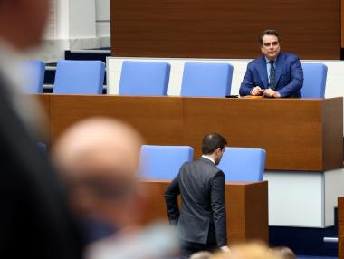 Кабинетът създаде смут, изхарчвайки набързо половин милиард лева