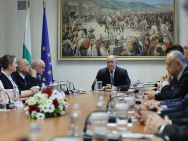 Президентът обяви избори 2 в 1