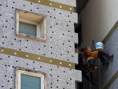 МРРБ сключи първите договори за саниране на блокове – с Община Свищов