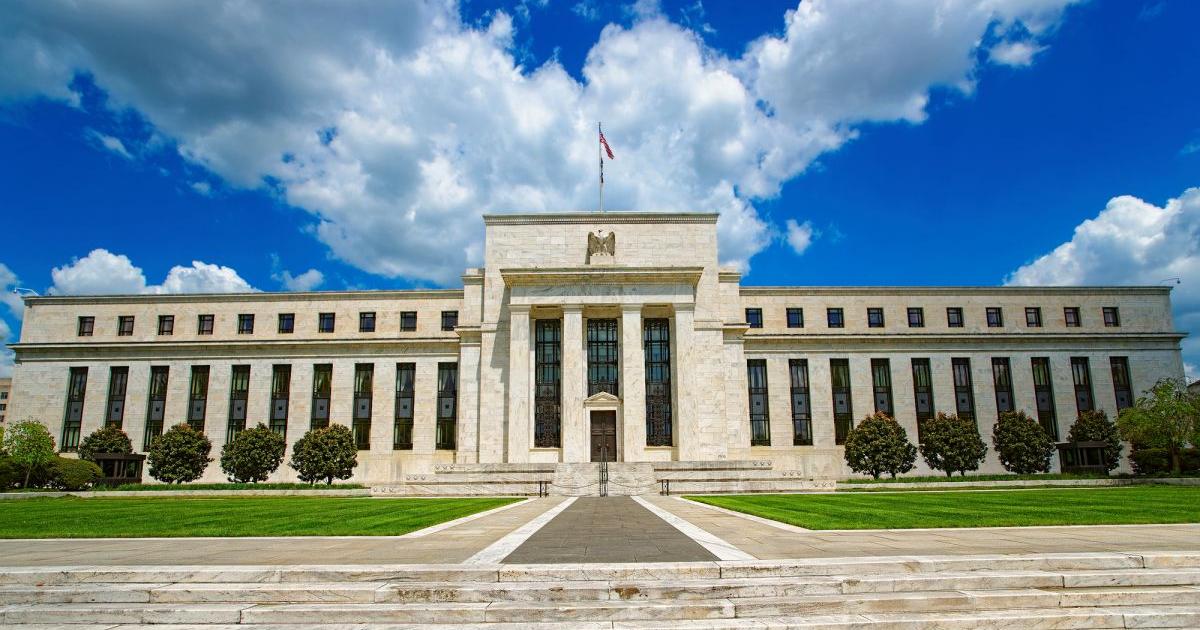 Федералният резерв на САЩ е решен да не бърза с