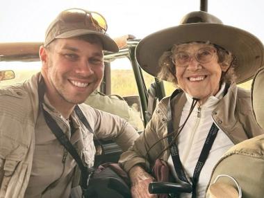 Да обиколиш света на 94: Историята на жената, която пътешества с внука си