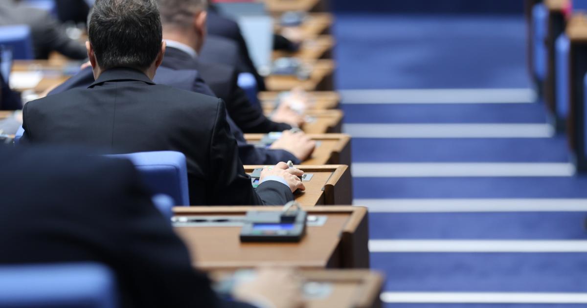 Депутатите окончателно приеха великденски добавки от 100 лв. Те ще