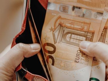 Българите получават ползите от приемането на еврото още сега с tbi bank