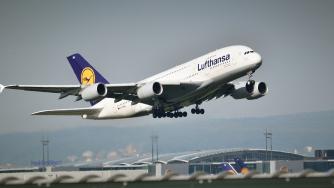 Авиокомпаниите масово променят маршрути след атаката над Иран