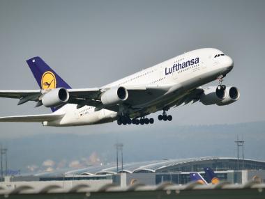 Авиокомпаниите масово променят маршрути след атаката над Иран