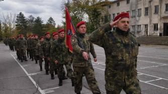 Предизборно депутатите вдигнаха заплатите на военните с 30%