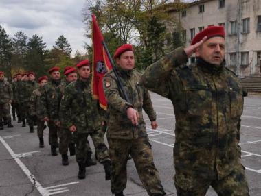 Предизборно депутатите вдигнаха заплатите на военните с 30%