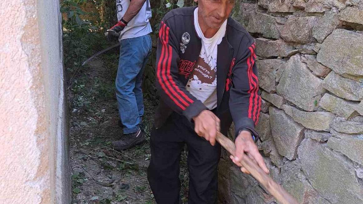 Галерия :: Снимка 4 :: „Едно хубаво, родопско село“ възстановява киносалона си с доброволчески труд (снимки)}
