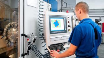 Бизнесът търси машинни оператори, професионалното образование предлага ресторантьори