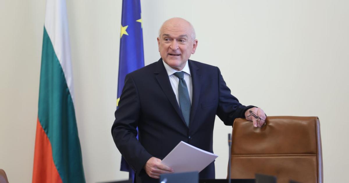 Служебният министър-председател Димитър Главчев официално предложи промяна в състава на