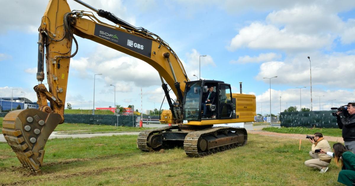 Снимка: Започва строежът на открит паркинг на Терминал 2 на Летище София