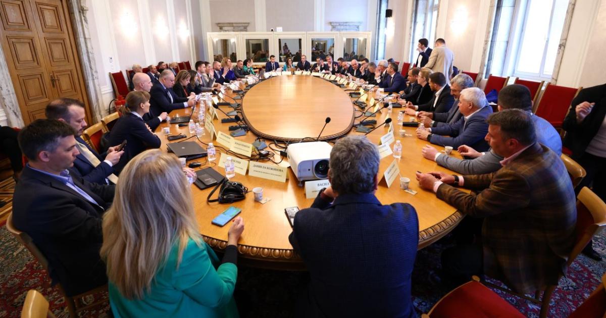 Малко повече от месец преди изборите, и в последните работни