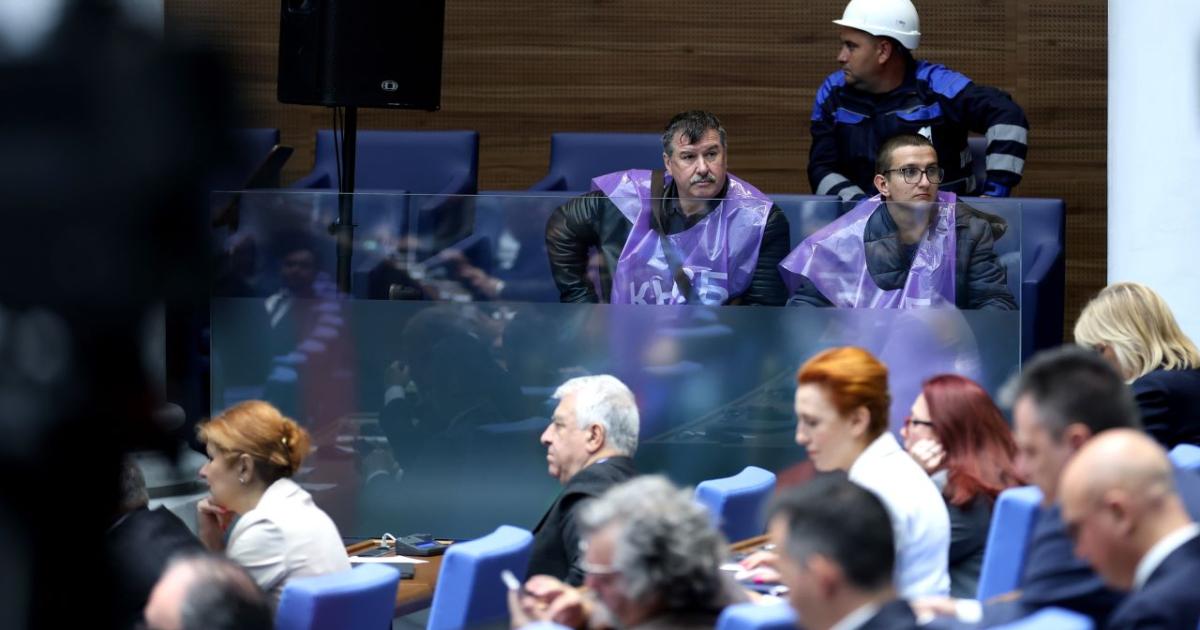 В предпоследния си работен ден и на фона на протест