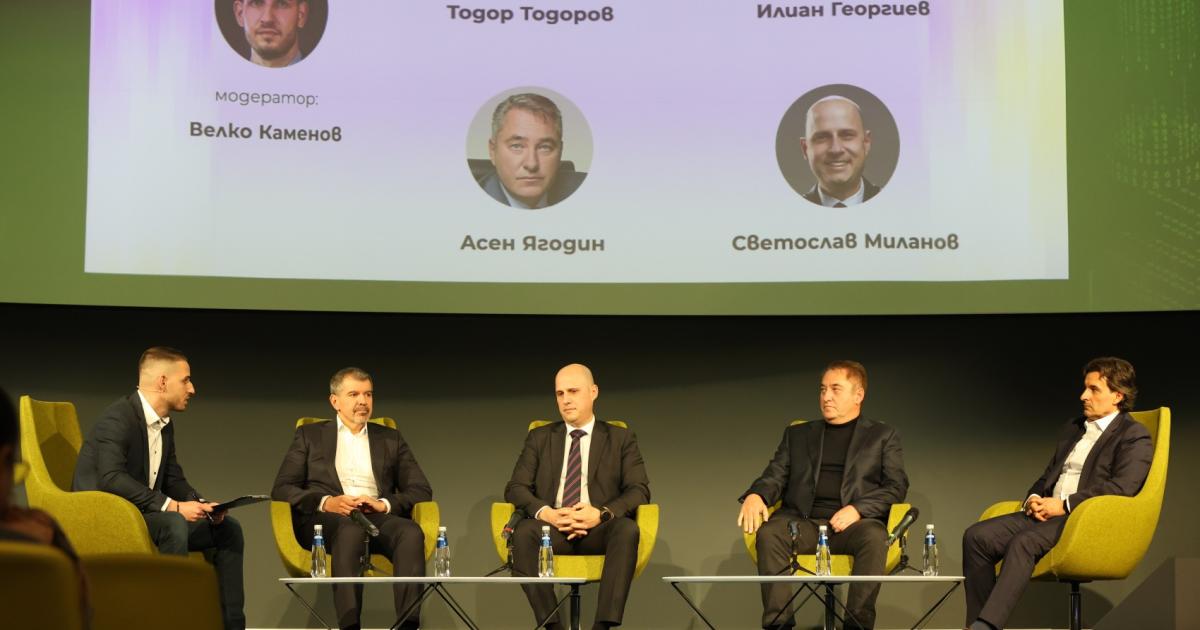 Вероятно банковият сектор е по-силно регулиран и от атомната енергетика