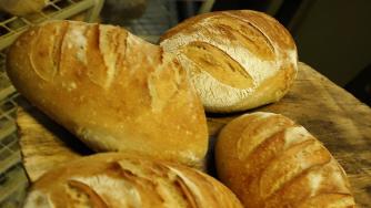 Депутатите изненадващо сложиха таван на надценката на хляба