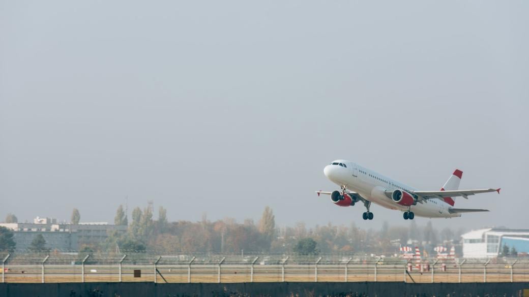 ЕК разследва „зелените“ послания на 20 авиокомпании