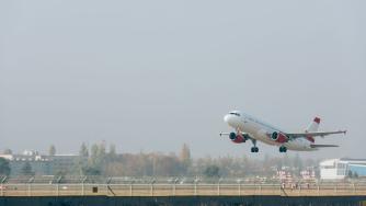 ЕК разследва „зелените“ послания на 20 авиокомпании