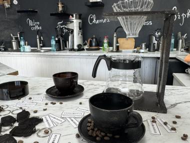 Чаши за кафе от утайка – български стартъп търси решение за индустрията