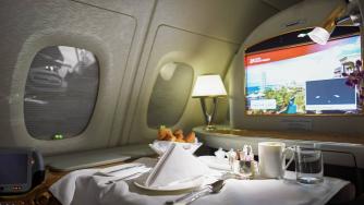 От готвено до полуфабрикати: Историята на храната в самолетите