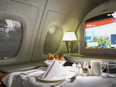 От готвено до полуфабрикати: Историята на храната в самолетите