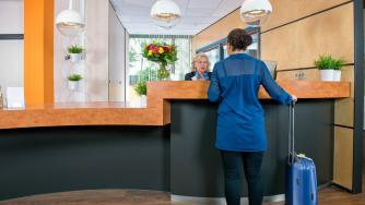 Чуждите туристи са по-малко, но плащат много повече за почивка в България