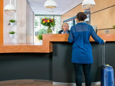 Чуждите туристи са по-малко, но плащат много повече за почивка в България