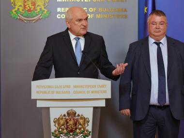 Вечерни новини: Побългарено „швейцарско правило“; Стотици хиляди без банкова сметка